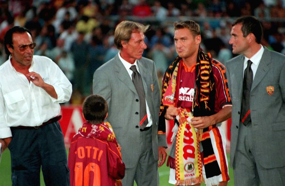 Antonello Venditti, Zdenek Zeman e Francesco Totti durante la presentazione della squadra allo stadio Olimpico di Roma il 27 agosto 1998 (Ansa)